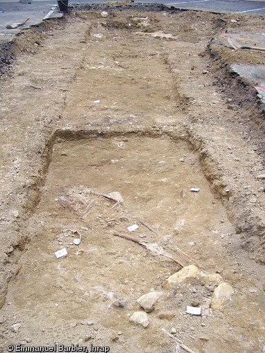 Tranch&eacute;e de diagnostic r&eacute;alis&eacute;e dans le cimeti&egrave;re paroissial sur la place Saint-M&eacute;dard &agrave; Thouars (Deux-S&egrave;vres) en 2011.