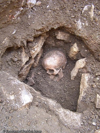 S&eacute;pulture en coffrage d&eacute;couverte au sein des tranch&eacute;es de diagnostic de la place Saint-M&eacute;dard &agrave; Thouars (Deux-S&egrave;vres) en 2011.Le cimeti&egrave;re paroissial s'est maintenu depuis la p&eacute;riode m&eacute;di&eacute;vale jusqu'en 1747 et son d&eacute;placement vers le cimeti&egrave;re actuel.