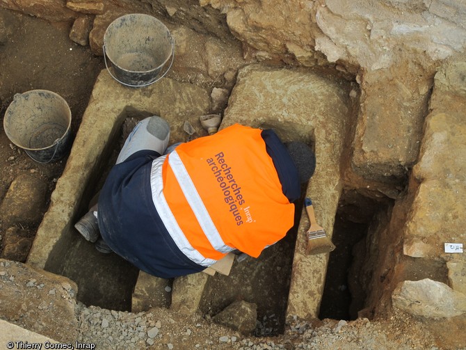 Sarcophage en cours de fouille place Saint-M&eacute;dard &agrave; Thouars (Deux-S&egrave;vres), 2011.