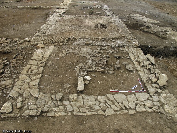 Vue générale du bâtiment antique restructuré à l'époque médiévale, communes de Sainte-Verge et Louzy (Deux-Sèvres), 2012.  