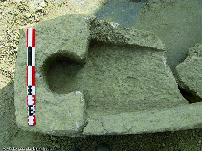 Sarcophage en granit avec loge céphalique circulaire daté du haut Moyen Âge, Saint-Junien (Haute-Vienne), 2009.Il a été mis au jour au fond d'un fossé défensif au sud du chevet de la Collégiale.