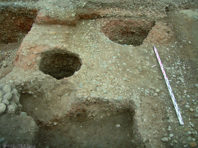 Tron&ccedil;on d'une voie antique orient&eacute;e est-ouest, vraisemblablement le decumanus maximus, d&eacute;couvert place Montalivet &agrave; Valence (Dr&ocirc;me) en 2007.Les deux creusements circulaires correspondent &agrave; des fosses m&eacute;di&eacute;vales.