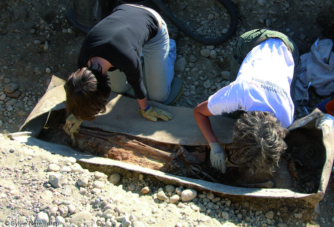 Fouille d'un sarcophage en plomb mis au jour au sein d'un ensemble fun&eacute;raire du Bas-Empire bordant le decumanus maximus&nbsp;de la ville de Valence (Dr&ocirc;me), 2007.