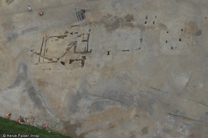 Vue aérienne du bâtiment principal de la ferme gauloise de Saint-Sauveur-des-Landes (Ille-et-Vilaine), 2012.Les différentes phases d'extension et de transformation du plan originel apparaissent ici clairement.