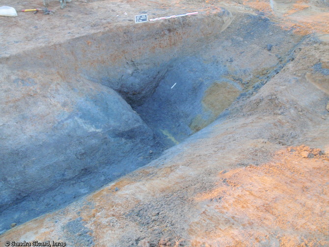 Angle d'un fossé d'enclos de la ferme gauloise de Saint-Sauveur-des-Landes (Ille-et-Vilaine), 2012.La couleur bleutée est la marque d'une importante circulation d'eau dans les structures fossoyées.