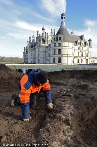 Diagnostic archéologique réalisé à Chambord (Loir-et-Cher) en 2012.Suite au décapage mécanique, les maçonneries des écuries provisoires de Louis XIV, construites en 1681, sont nettoyées manuellement. Les murs servaient de base pour les sablières de la structure en pan de bois.     