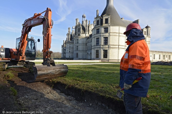 Diagnostic archéologique réalisé à Chambord (Loir-et-Cher) en décembre 2012. L'opération vise à repérer et caractériser les vestiges de toutes natures et de toutes périodes touchés par l'aménagement, notamment les traces de l'occupation du site avant le château actuel et celles des aménagements des abords intervenus à partir du XVIe siècle.