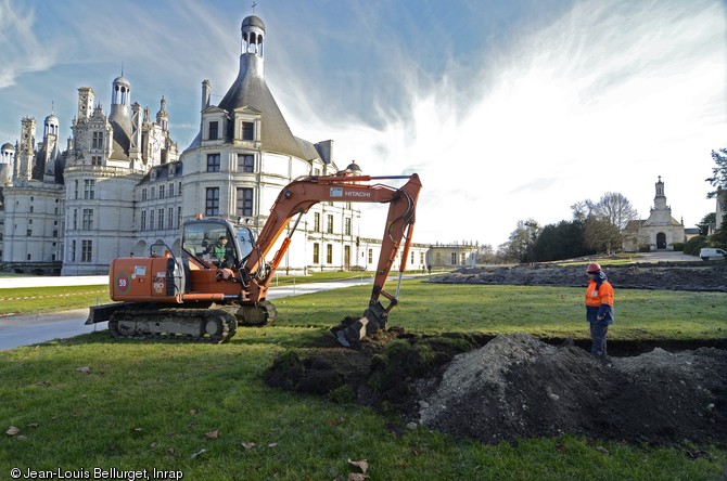 Diagnostic archéologique réalisé à Chambord (Loir-et-Cher) en décembre 2012. L'opération a révélé les traces d'une occupation de la fin du Moyen Âge autour de l'église ainsi que des vestiges maçonnés et des niveaux de sol des écuries provisoires érigées vers 1680.