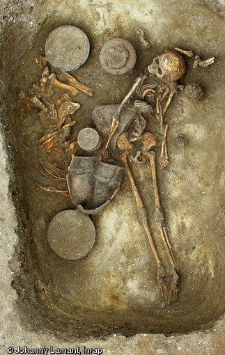 Vue g&eacute;n&eacute;rale de la s&eacute;pulture d&rsquo;un enfant, IIIe s. avant notre &egrave;re, Attichy (Oise), 2009. Le port d&rsquo;accessoires vestimentaires, l&rsquo;abondance des d&eacute;p&ocirc;ts alimentaires et surtout la pr&eacute;sence d&rsquo;un monument fun&eacute;raire r&eacute;v&egrave;le sans doute ici le statut privil&eacute;gi&eacute; de l&rsquo;individu.   