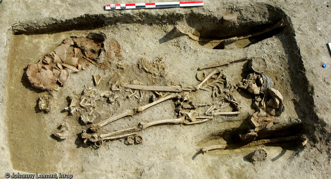 Tombe &agrave; char de la n&eacute;cropole d'Attichy (Oise), IIIe&nbsp;s. avant notre &egrave;re, 2009. Un homme d&rsquo;age adulte reposait sur un char avec &agrave; ses c&ocirc;t&eacute;s son armement (&eacute;p&eacute;e, pointe de lance), une s&eacute;rie d&rsquo;outils (rasoir, paire de forces) et des d&eacute;p&ocirc;ts alimentaires (pi&egrave;ces de viande et r&eacute;cipients en c&eacute;ramique).    .