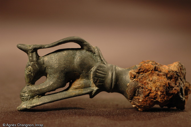 Poign&eacute;e en alliage cuivreux repr&eacute;sentant un &eacute;cureuil, villa de Conthil (Moselle), 2009.