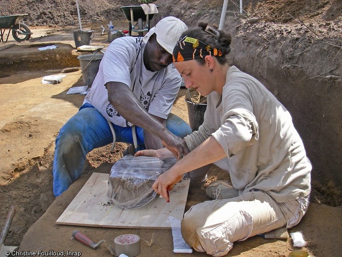   Pr&eacute;l&egrave;vement en motte d'un vase sur le site de Balat&eacute; &agrave; Saint-Laurent du Maroni (Guyane), 2009.    