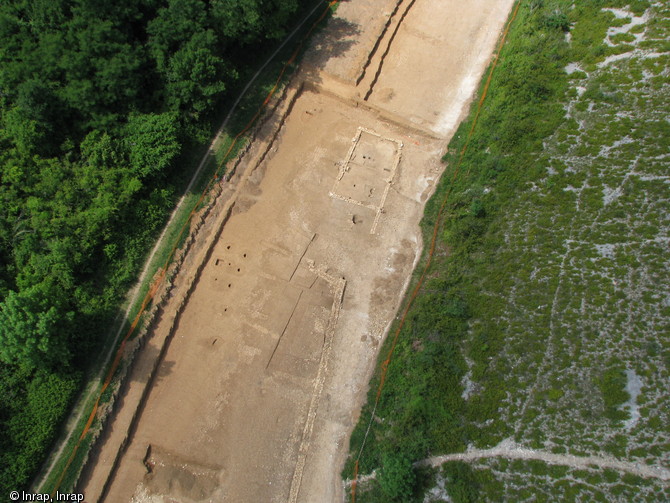 Vue a&eacute;rienne d'un petit &eacute;tablissement gallo-romain mis au jour &agrave; Plombi&egrave;res-les-Dijon (C&ocirc;te-d'Or), 2009.Les traces de poteaux porteurs d'un grenier &agrave; c&eacute;r&eacute;ales sont visibles &agrave; gauche, tandis que des structures en pierre se dessinent &agrave; droite.