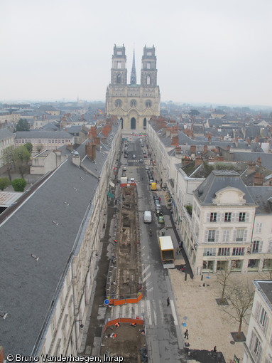 Vue générale des zones de fouilles rue Jeanne-D'Arc à Orléans (Loiret), 2010.Les fouilles ont été menées dans le cadre de la construction de la deuxième ligne de tramway de la ville.