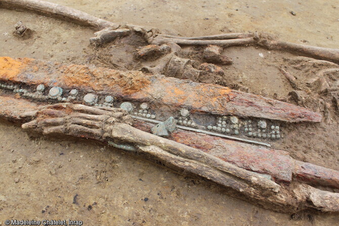 Vue de détail d'une sépulture mérovingienne avec un scramasaxe et un fourreau décoré de petits clous et de rivets en bronze, VIe-VIIe s., Eckwersheim (Bas-Rhin), 2010.  