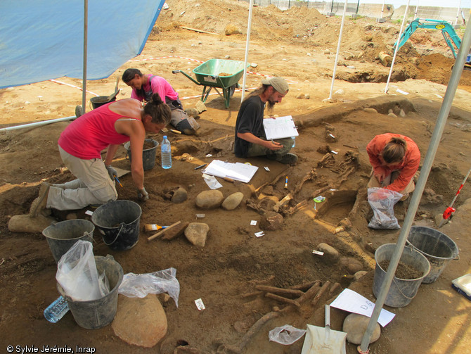 Fouille, enregistrement et démontage de sépultures d'un cimetière d'époque coloniale à Baillif (Guadeloupe), 2010.Au total, 193 sépultures ont été fouillées sur une superficie de 163 m2. Le statut du cimetière reste encore à définir. 