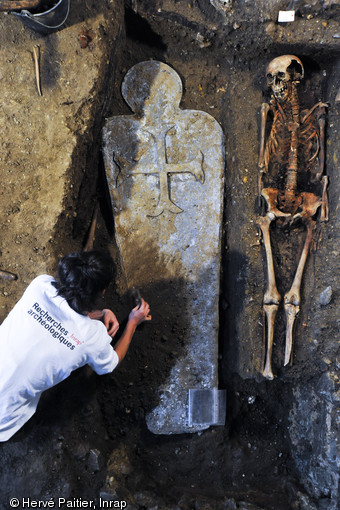 Dégagement d'un sarcophage en plomb dans le chœur de l'église du couvent des Jacobins, Rennes (Ille-et-Vilaine), 2013.