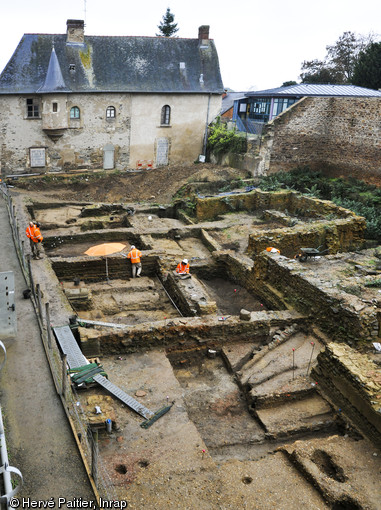 Vue générale de la cour nord du couvent des Jacobins, riche en vestiges antiques. Rennes (Ille-et-Vilaine), 2013.  En arrière-plan apparaît le  logis du prieur , petit manoir du XVIe s.