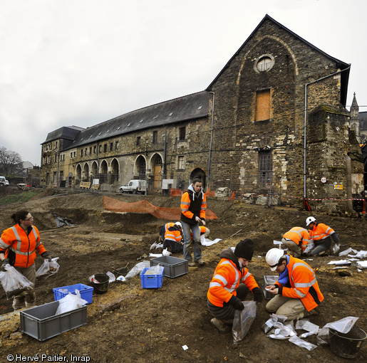 Vue panoramique de la façade ouest du couvent des Jacobins et de la zone de fouille de la cour ouest, Rennes (Ille-et-Vilaine), 2013.