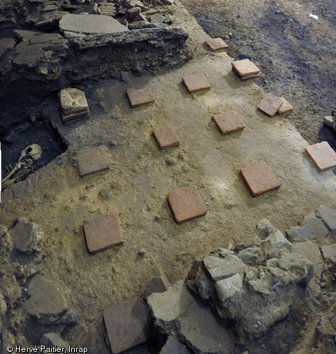 Hypocauste antique, couvent des Jacobins, Rennes (Ille-et-Vilaine), 2013.  Mis au jour dans une salle de 40 m2, ce système de chauffage par le sol est une marque de confort qui témoigne d'un statut privilégié. 