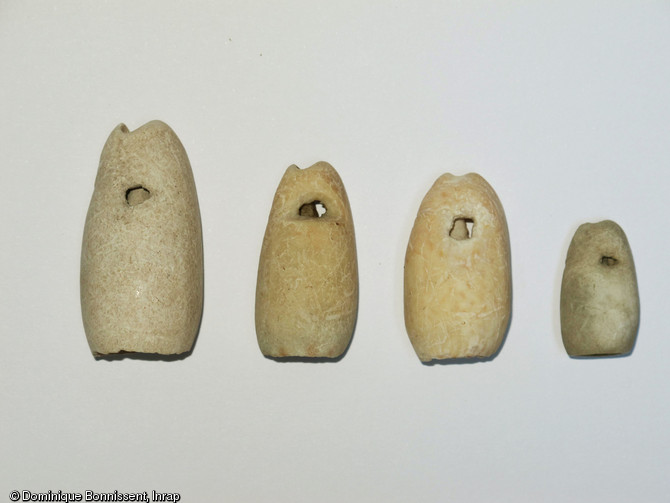 Sonnailles façonnées sur des olives et des coquilles (hauteur de la plus grande 47 mm), village précolombien de Pointe du Canonnier 'Saint-Martin), VIIe-Xe s., 2012. 