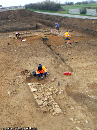 Bâtiments des XIIIe et XIVe s. en cours de fouille, Moult (Calvados), 2013.Ces édifices construits sur solins de pierre constituent l'habitat d'un domaine rural médiéval.