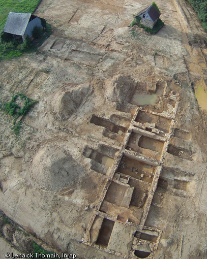 Vue aérienne des vestiges d'un manoir d'époque moderne sur le site de la Ronce à La Milesse (Sarthe), 2012.