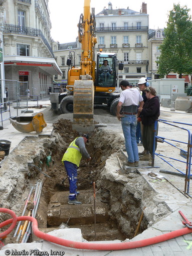 Découverte des premiers sarcophages par la société Eurovia, chargée du dévoiement de réseaux place du Ralliement à Angers (Maine-et-Loire), 2008.L'opération archéologique qui a suivi cette découverte a mis au jour 43 tombes, dont 25 sarcophages du haut Moyen Âge.