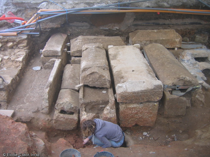 Vue générale des sarcophages avant leur ouverture, ancienne église Saint-Maurille, place du Ralliement, Angers (Maine-et-Loire), 2008.