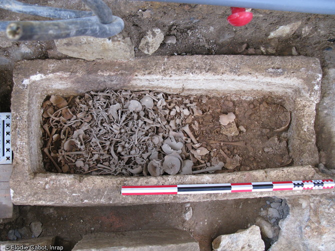 Vue verticale d'un sarcophage du haut Moyen Âge mis au jour dans l'ancienne église Saint-Maurille, place du Ralliement, Angers (Maine-et-Loire), 2008. Le dépôt osseux indique ici des inhumations successives et des phénomènes de réduction. L'analyse des restes osseux a révélé la présence d'au moins vingt enfants.