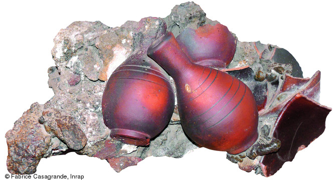 Amalgame de vaisselle fondue par la nuée ardente qui détruisit la ville de Saint-Pierre (Martinique) en 1902, musée de Saint-Pierre, 2008.