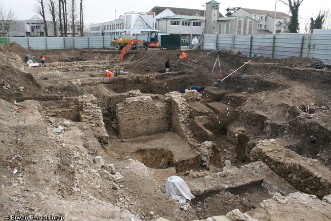 Vue générale de la fouille menée rue Saint-Faron à Meaux (Seine-et-Marne), 2013.   Les archéologues de l’Inrap ont mis au jour le mur est de l’ancienne abbaye, daté des XVIIe-XVIIIe s., ainsi que la travée ouest du déambulatoire du cloître moderne dans un état de conservation exceptionnel. Cette découverte s’accompagne de celle d’une dizaine de sépultures.