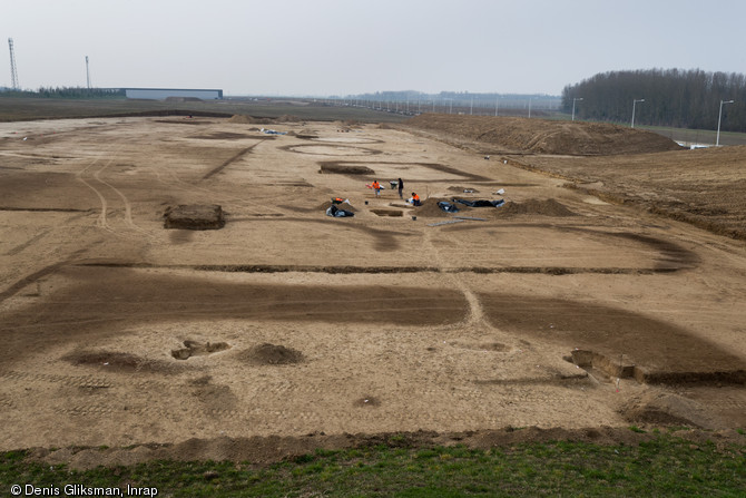 Enclos funéraires quadrangulaires et circulaires de l'âge du Bronze, antérieurs aux inhumations gauloises, Buchères (Aube), 2013. Les sépultures que ces enclos abritaient ont aujourd'hui disparu. 