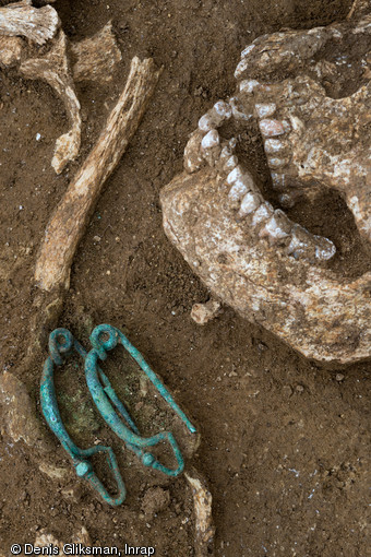 Détail des fibules déposées au niveau du cou d'un sujet masculin, IVe s. avant notre ère, Buchères (Aube), 2013.