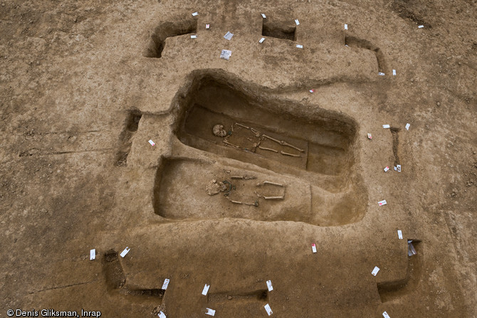 Enclos quadrangulaire délimitant deux inhumations différées dans le temps et se recoupant, la plus ancienne étant la moins profonde, Buchères (Aube), 2013. 