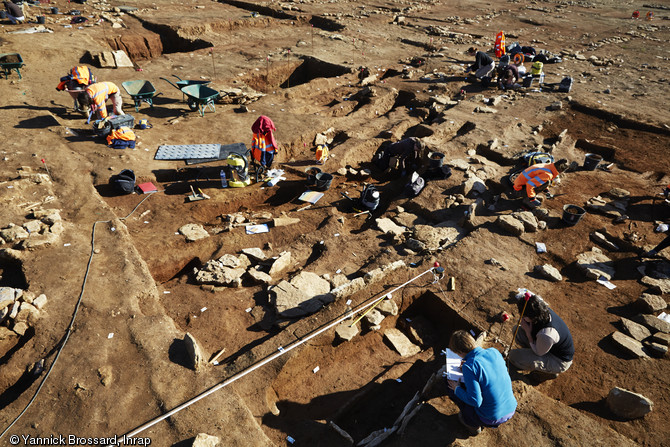 Fouille du second cimetière à proximité de l'église du village de Saint-Gilles-de-Missignac, IXe-XIIIe s., Aimargues (Gard), 2012.Au sein de cet espace funéraire ont été inhumés près de 400 individus.