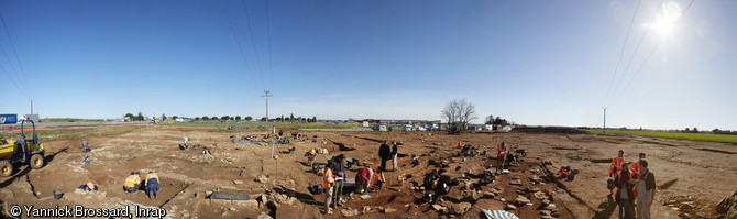 Vue panoramique de la fouille du village de Saint-Gilles-de-Missignac, VIIe-XIIIe s., Aimargues (Gard), 2012.L'étendue des vestiges et leur état de conservation font de cet habitat rural une découverte exceptionnelle.