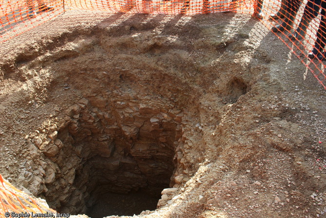 Vue d'un puits de la ferme gauloise d'Andilly (Charente-Maritime), IIe-Ier s. avant notre &egrave;re, 2012.  Localis&eacute; dans un angle de l'&eacute;tablissement, le puits est profond d'une dizaine de m&egrave;tres. 