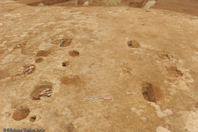 Trous de poteaux, uniques traces laiss&eacute;es par les b&acirc;timents de la ferme gauloise d'Andilly (Charente-Maritime), IIe-Ier&nbsp;s. avant notre &egrave;re, 2012.&nbsp;