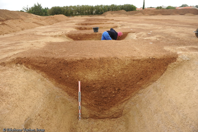 Coupe du foss&eacute; externe de l'&eacute;tablissement gaulois d'Andilly (Charente-Maritime), IIe-Ier s. avant notre &egrave;re, 2012.  Deux enclos fossoy&eacute;s imbriqu&eacute;s, s&eacute;par&eacute;s par un talus, formaient un espace fortifi&eacute; couvrant 5000 m2. 