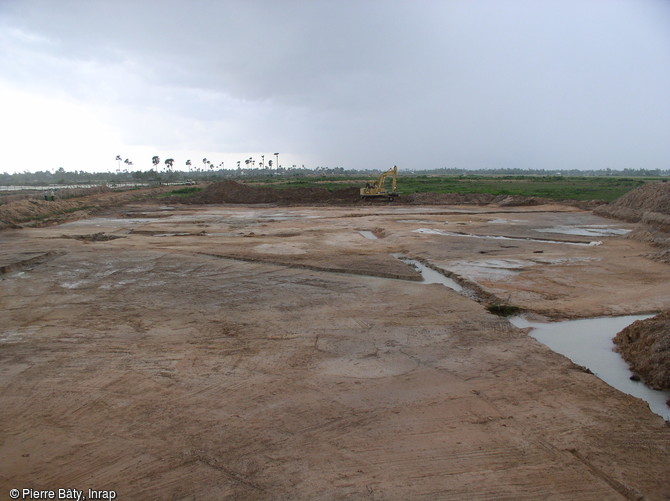 Vue générale du temple de Trapeang Thlok et de ses douves après décapage, fin Xe - première moitié XIe s., Angkor (Cambodge), 2004.  L'absence de grès, de latérite et de tuiles incite à voir dans ce temple un édifice en bois. 