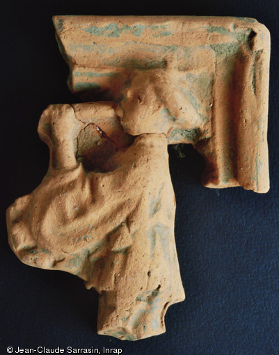 Fragment de carreau-niche d&eacute;cor&eacute; d'un musicien, XVe s., Aoste (Is&egrave;re), 2006.