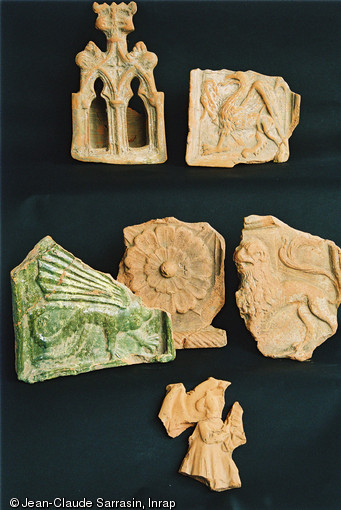 Ensemble de carreaux de po&ecirc;le produits dans l'atelier d'Aoste (Is&egrave;re), XVe s., 2006.