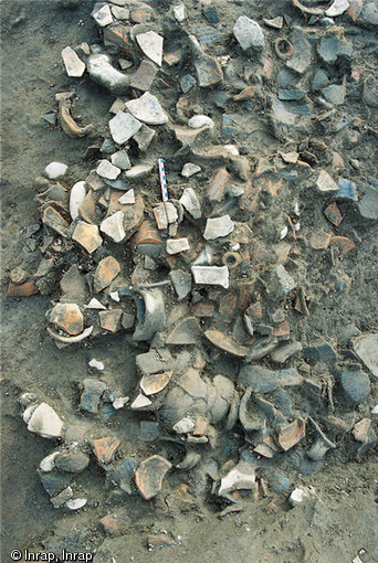 Tessoni&egrave;re, ou d&eacute;potoir de c&eacute;ramiques, XIVe s., atelier de potier d'Aoste (Is&egrave;re), 2006. 