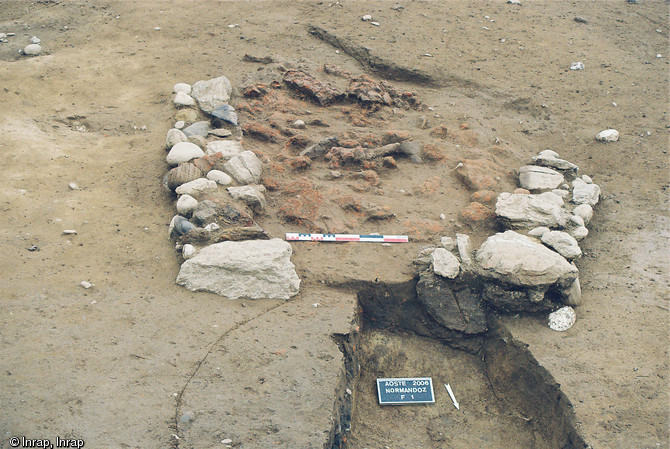 Four de l'atelier de potier du XVe s., Aoste (Is&egrave;re), 2006.  A cette &eacute;poque, l'atelier se sp&eacute;cialise dans la production de carreaux d&eacute;cor&eacute;s destin&eacute;s &agrave; rev&ecirc;tir les po&ecirc;les de chauffage en terre cuite. 