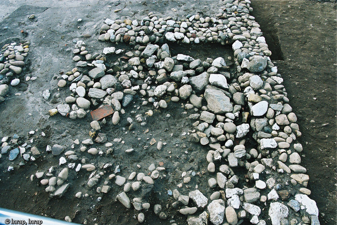 Ensembles de murs de l'atelier du XVe s., Aoste (Is&egrave;re), 2006.  Un premier atelier de potier s'implante sur le site au XIVe s. Au XVe s., un autre atelier le remplace. 