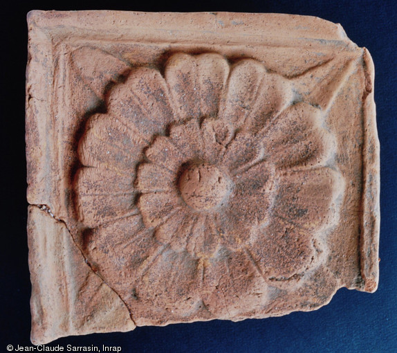 Carreau-corniche d&eacute;cor&eacute; d'une rosace, XVe s., atelier de potier d'Aoste (Is&egrave;re), 2006.