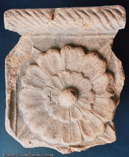 Carreau-corniche d&eacute;cor&eacute; d'une rosace, XVe s., atelier de potier d'Aoste (Is&egrave;re), 2006.