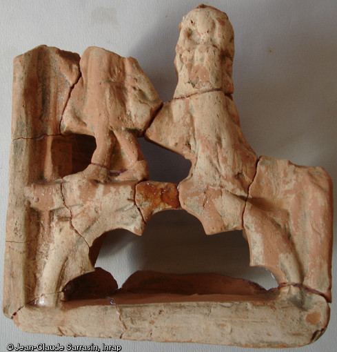 Carreau-niche avec sc&egrave;ne d'amour courtois, XVe s., atelier de potier d'Aoste (Is&egrave;re), 2006.