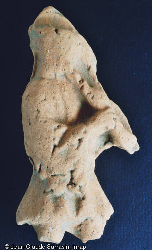 Fragment de carreau-niche repr&eacute;sentant un musicien, XVe s., atelier de potier d'Aoste (Is&egrave;re), 2006.